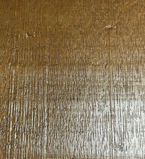 Detalhe real dos veios e ranhuras da caixaria maciça de cedro